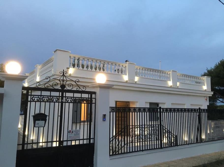 The White House Beach Villa Rafína المظهر الخارجي الصورة