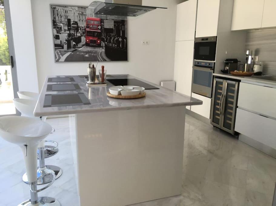 The White House Beach Villa Rafína المظهر الخارجي الصورة
